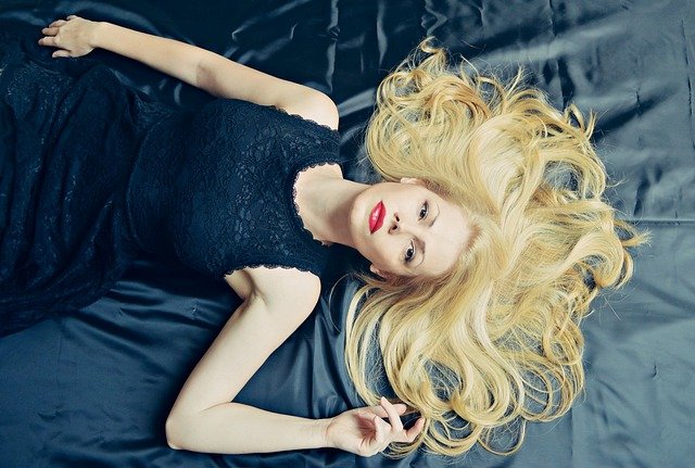 blondýna na posteli