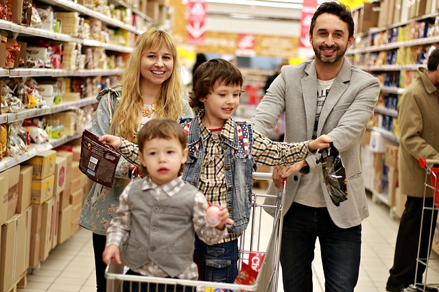 Spokojená rodina na nákupu